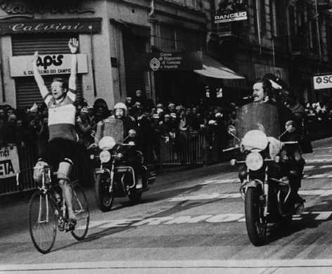 Jan Raas wins the 1977 Milan - San Remo